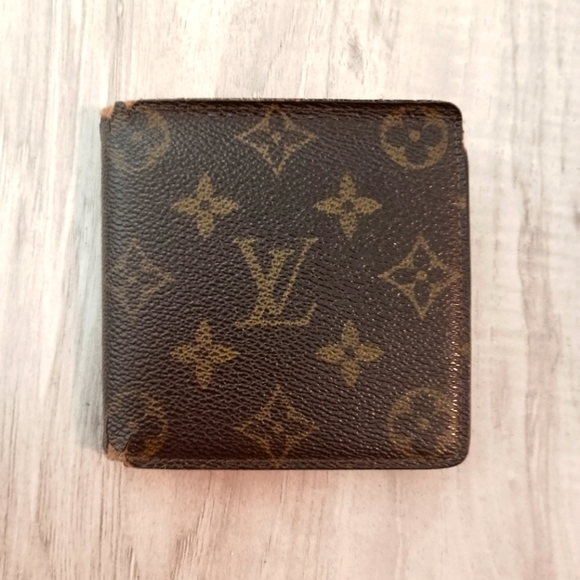 Louis Vuitton Monogram Bi Fold Wallet